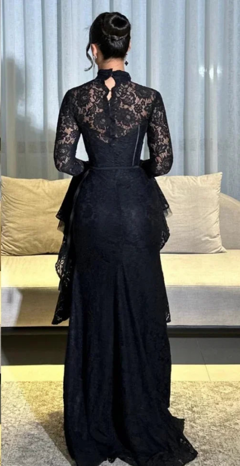 Elegant Lace Pleat Mermaid V-neck Long Dress