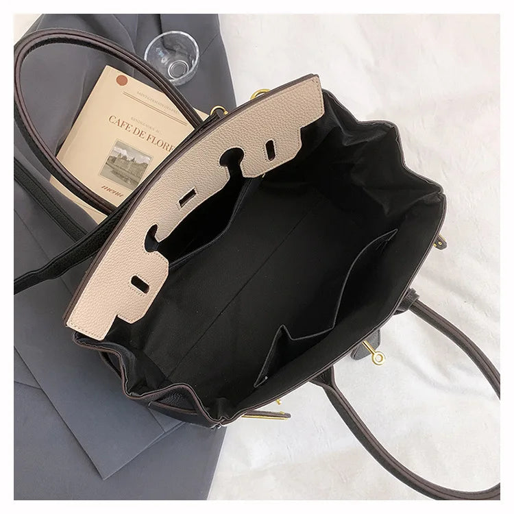 Luxury Elegant Handheld Purse with Spacious Bag