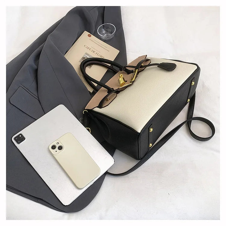 Luxury Elegant Handheld Purse with Spacious Bag