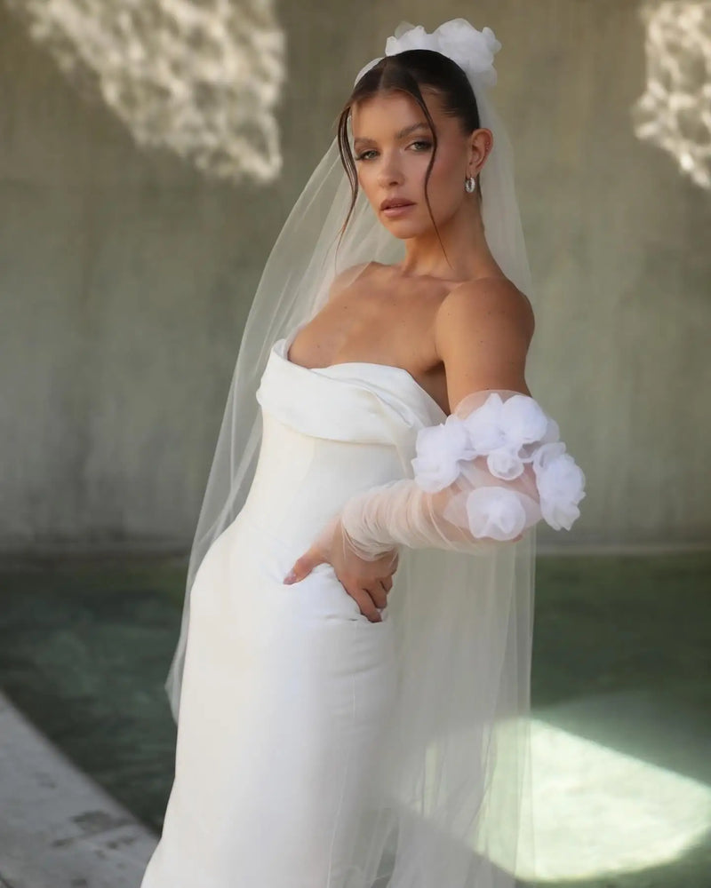 Sexy Pleat V-neck Sheath Wedding Dress