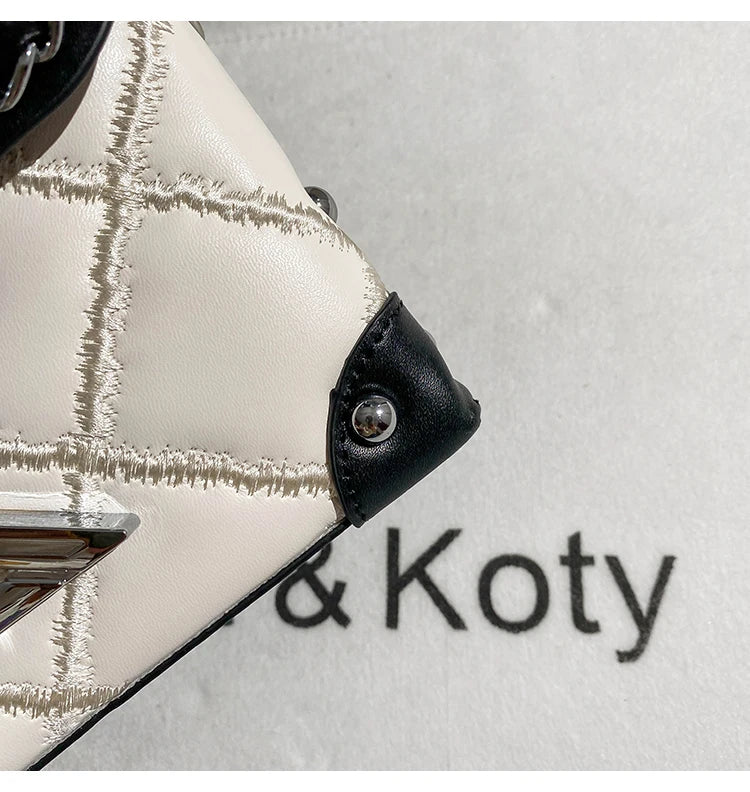 Popular and Luxury Makeup Bag with Delicate Letter