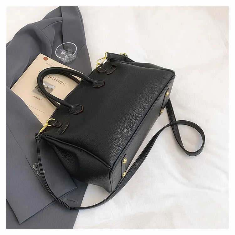 Luxury Elegant Handheld Purse with Spacious Bag