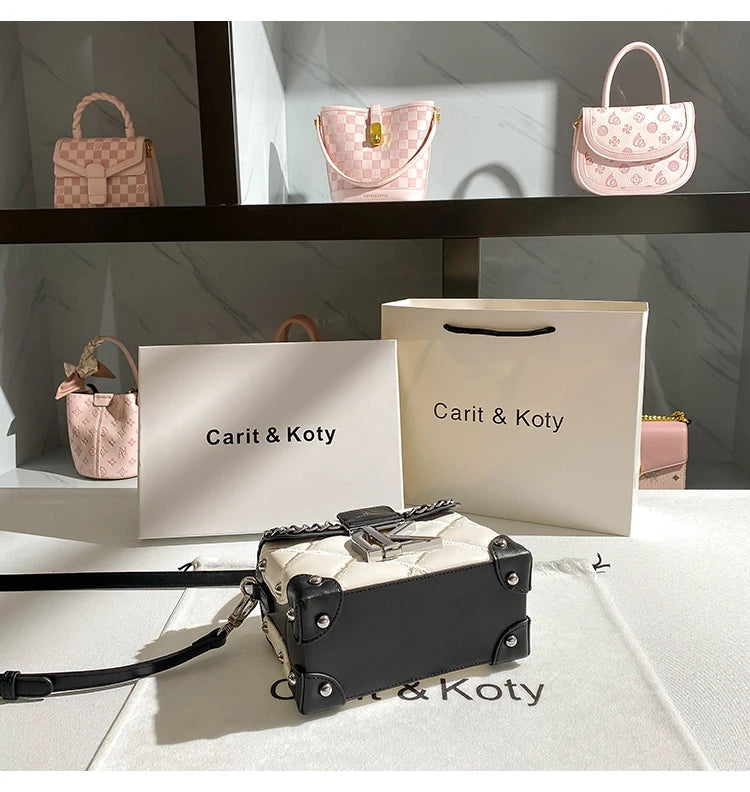 Popular and Luxury Makeup Bag with Delicate Letter